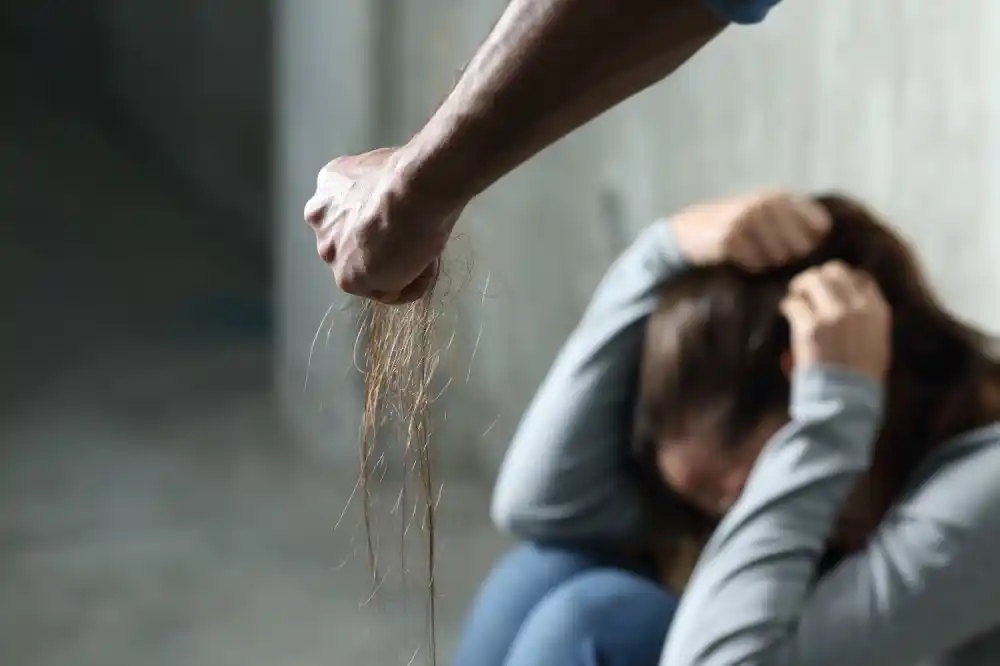 Potvrđena optužnica osumnjičenom da je vanbračnu suprugu silovao, tukao i tjerao na težak fizički rad
