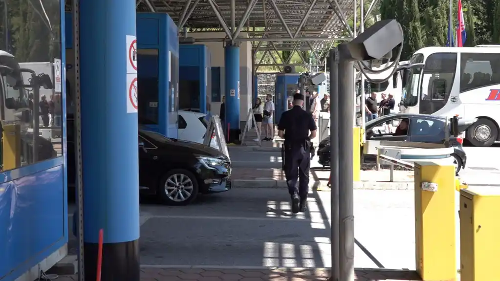 Povećan broj putnika i vozila na graničnim prelazima u Herceg Novom