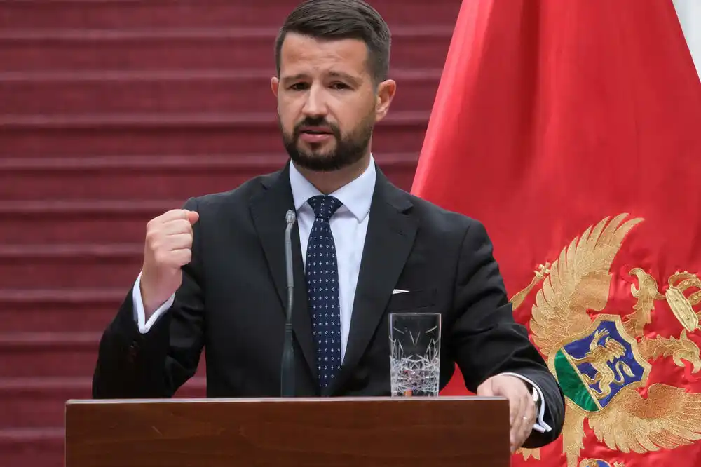Pravna zbrka zbog „igranja“ sa Ustavom