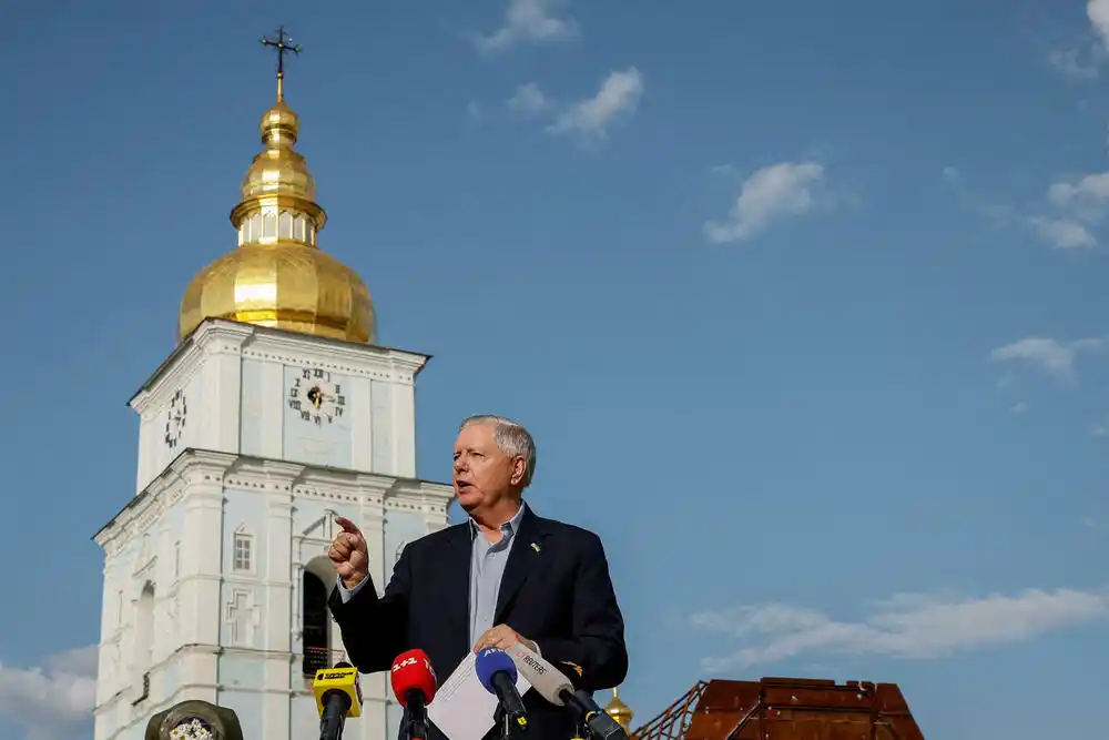 Preminuo američki senator Lindzi Grejem