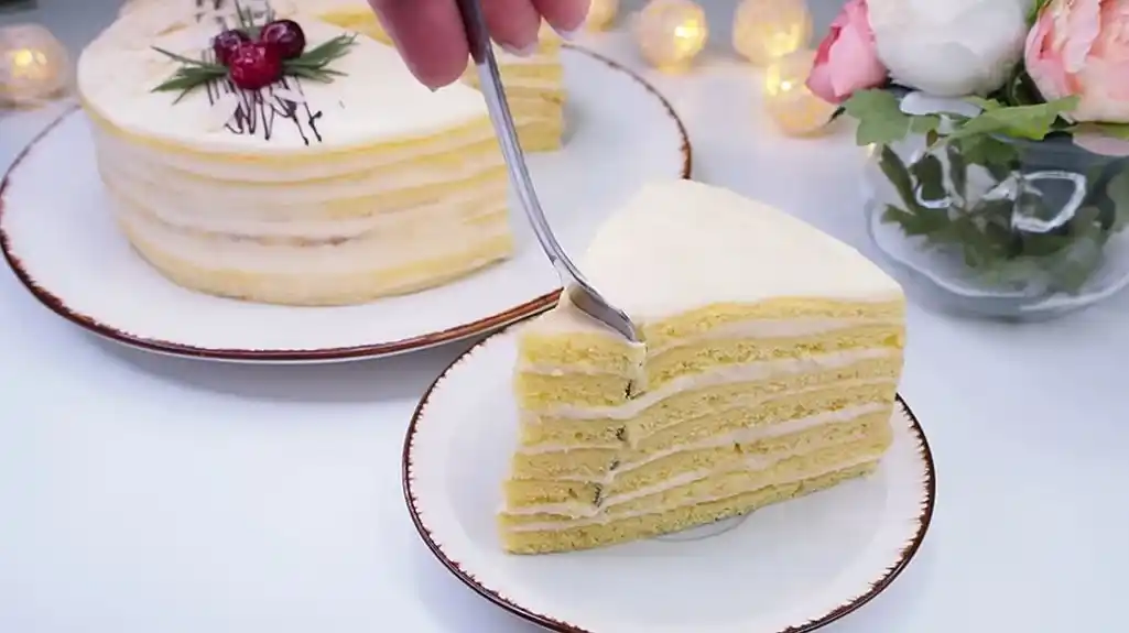 Ruska mliječna torta sa tankim korama i kremastim filom