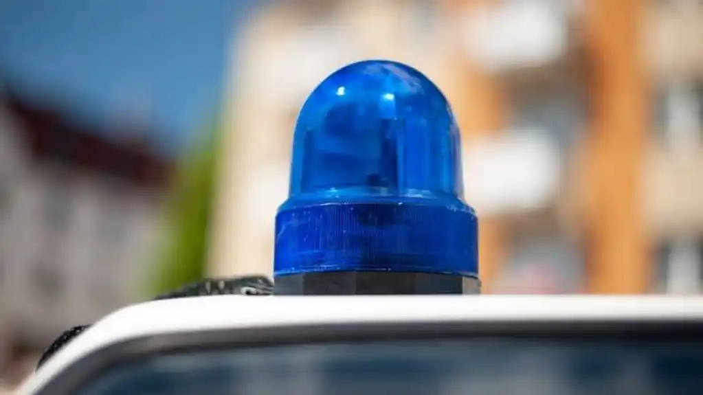 Saobraćajna nezgoda u Sutomoru: Automobil se prevrnuo na krov, oštećena četiri vozila
