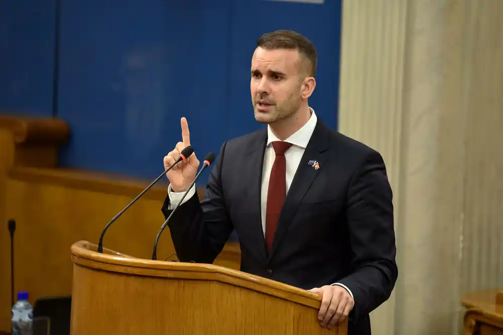Spajić: Ne može se u istu ravan stavljati novinarski pristup Komnenića i Vučićevića