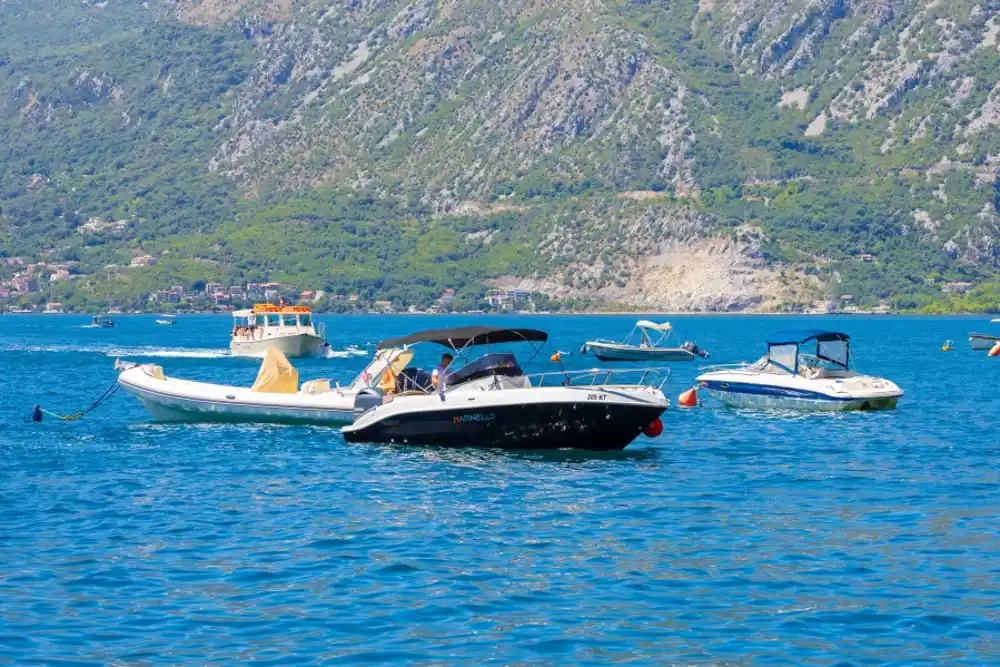 Spašena porodica iz Norveške kod uvale Dobreč, potonuo im gliser