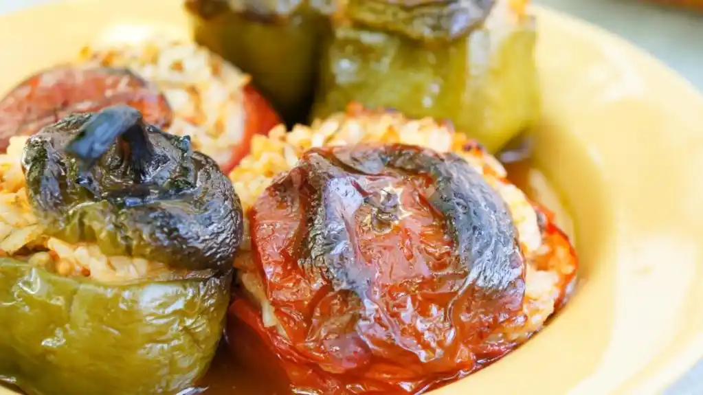 Tradicionalno ljetnje jelo koje osvaja ukusom: Punjeni paradajz i paprike sa pirinčem i krompirom