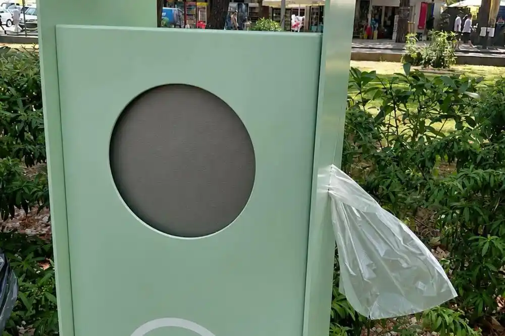 U Budvi postavljene kante za pseći izmet
