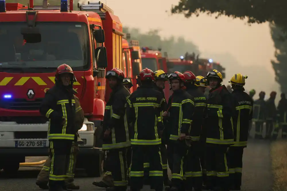 Vatrogasci drže pod kontrolom požare kod Bordoa dok jača toplotni talas