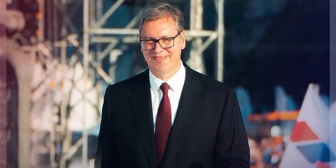 Vučić: Ne spuštam glavu ni pred kim, moja kičma se ne savija pred strancima, jer je iza mene Srbija!