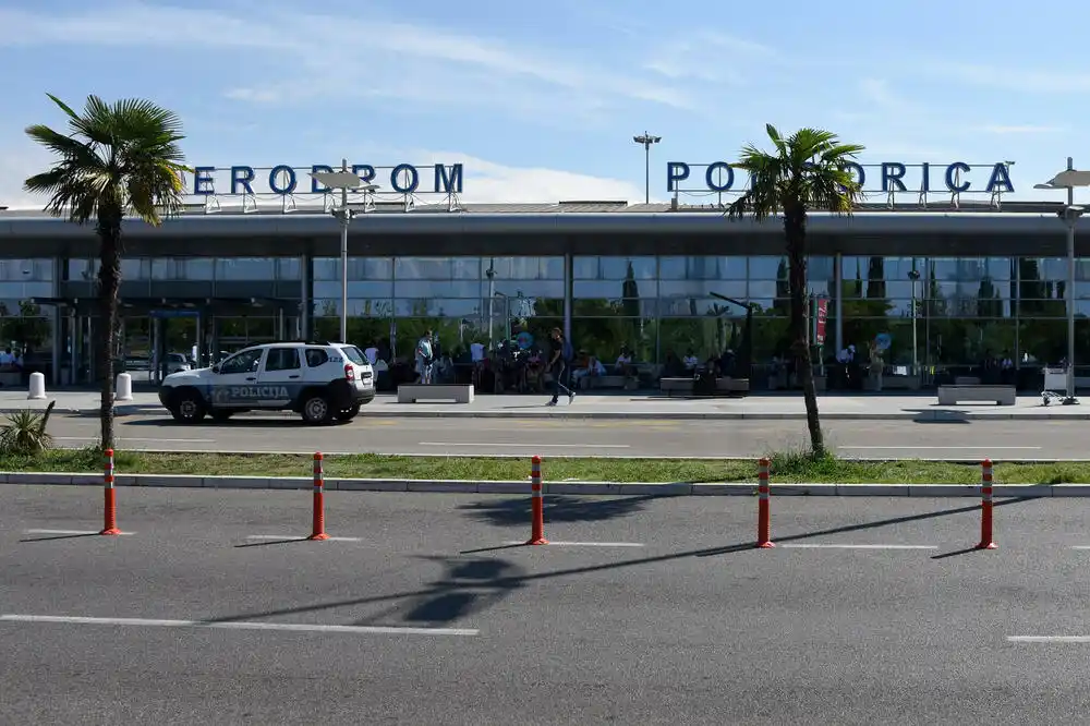 ACG: Divlji taksisti i vozači rent-a-car agencija koje nemaju ugovor autima lome rampe, vade stubiće, kidaju lance…