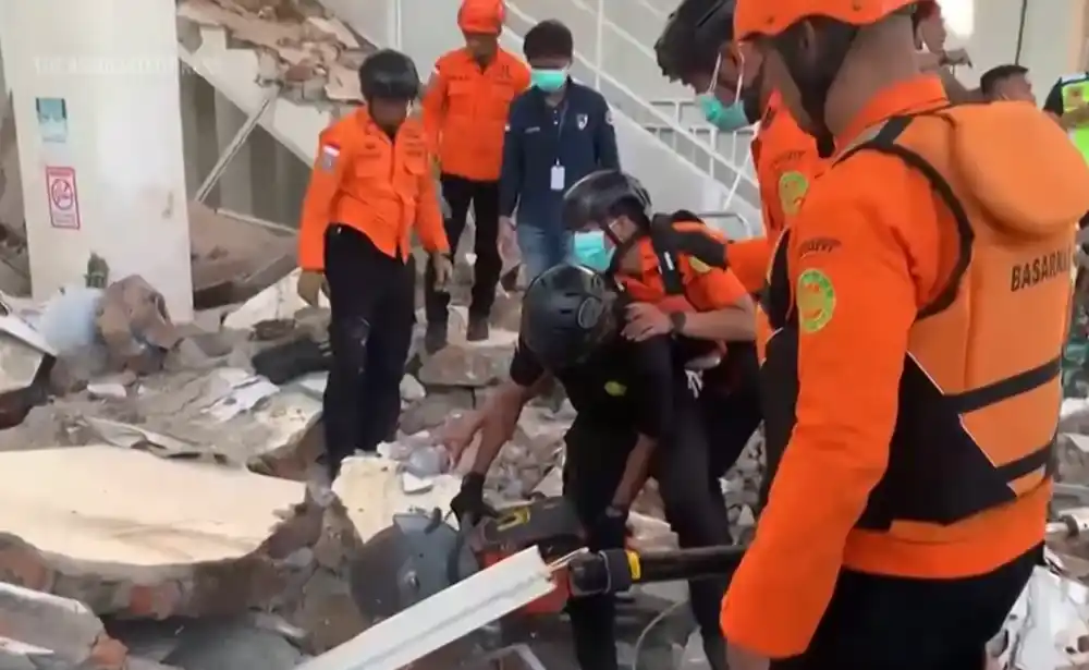 Broj žrtava zemljotresa u Indoneziji porastao na 100