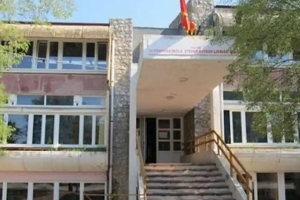 Budva:  OŠ „Stefan Mitrov Ljubiša“ apeluje na građane da uklone vozila sa školskog parkinga do 27. avgusta
