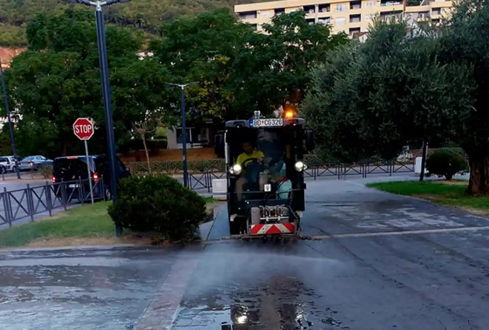 Čistiji prilazi za novu školsku godinu: Komunalno Budva uređenjem prostora oko obrazaovnih dočekuje vrtićane, studente i đake