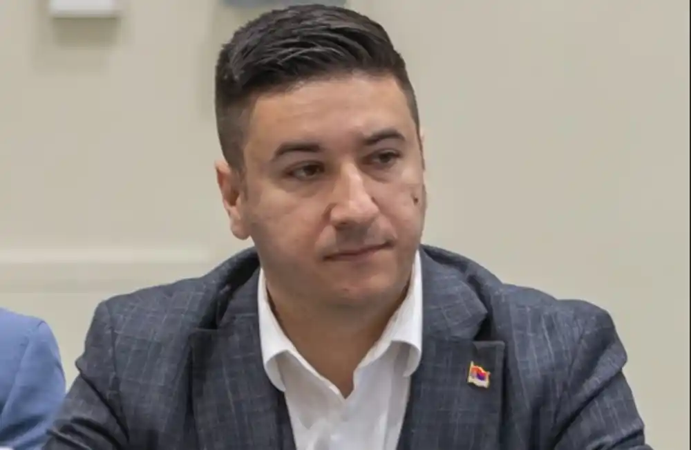 Dajković pokazao zapisnik Uprave carina, tvrdi da ga je pretresala i zadržala policija, dobio podršku i od Vučevića