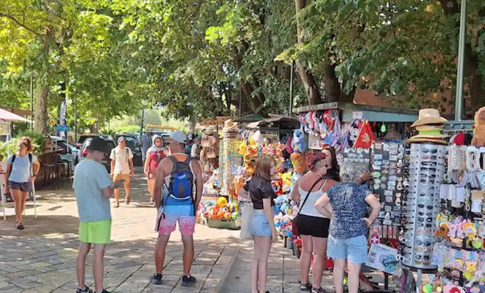 Dok Virpazar i Skadarsko jezero privlače turiste, parking i gužve stvaraju probleme