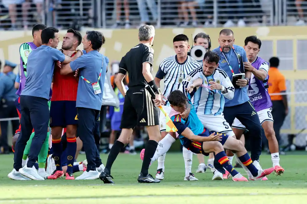 Epilog sukoba na kraju finala SP: Paredes ne igra 10 mečeva, FS Argentine mora da plati 321.000 dolara