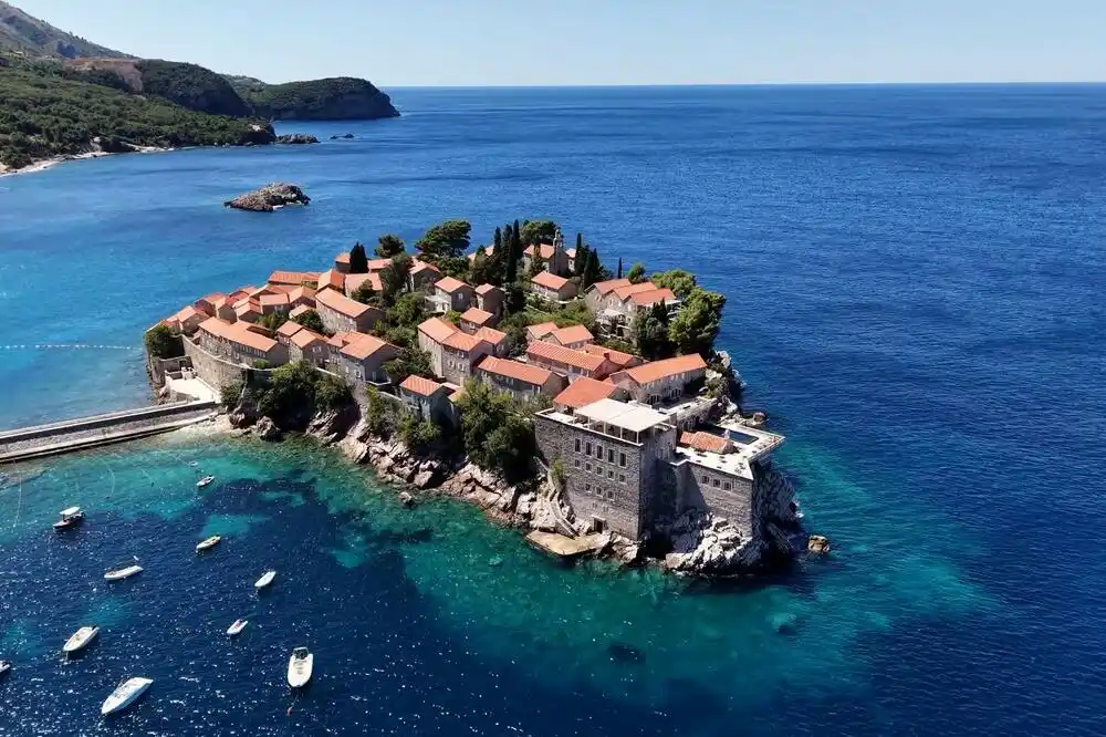Hotelijer sa Svetog Stefana: Vode nema ni za osnovne potrebe, gosti odlaze, daju negativne ocjene