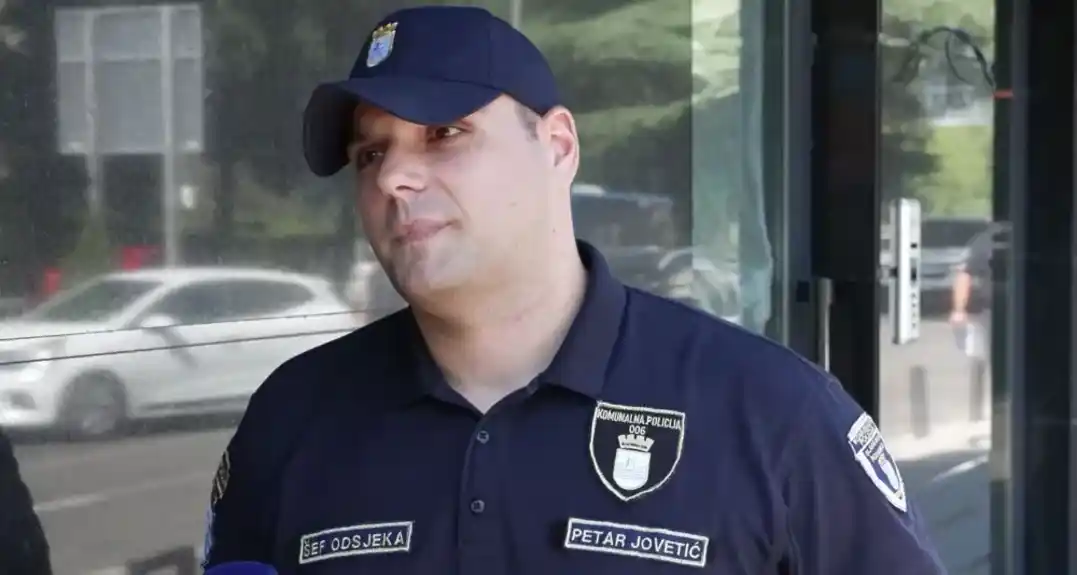 Jovetić: U periodu od sedam do 15 časova izdato 130 kazni zbog nepropisnog parkiranja, nema privilegovanih