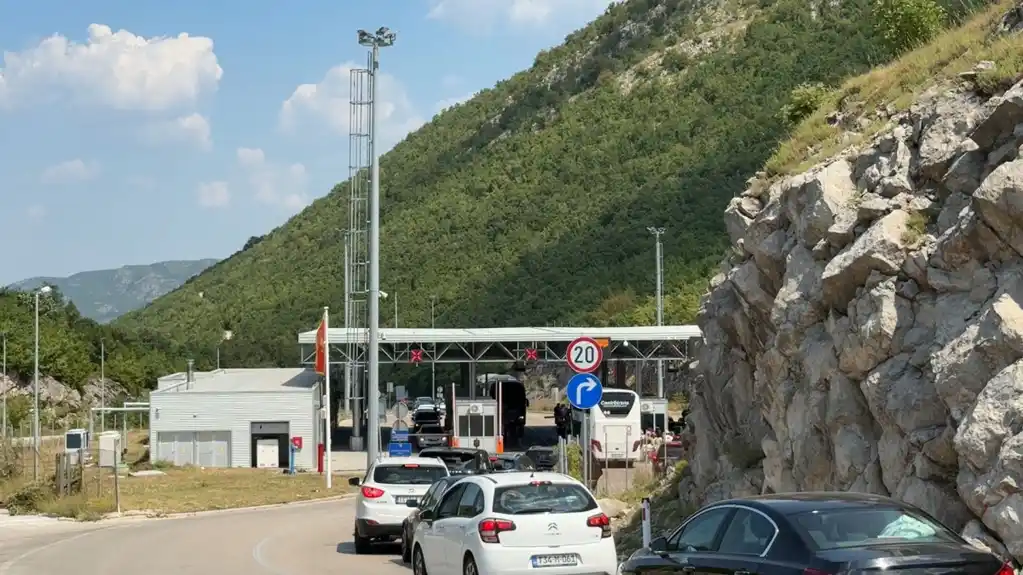 Juče preko graničnih prelaza u Herceg Novom prešlo više od 23 hiljade putnika