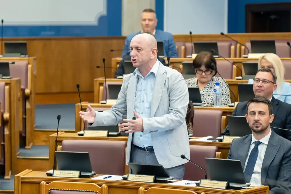 Kad može premijer mogu i svi ostali: Knežević pozvao građane da uzmu državljanstvo Srbije