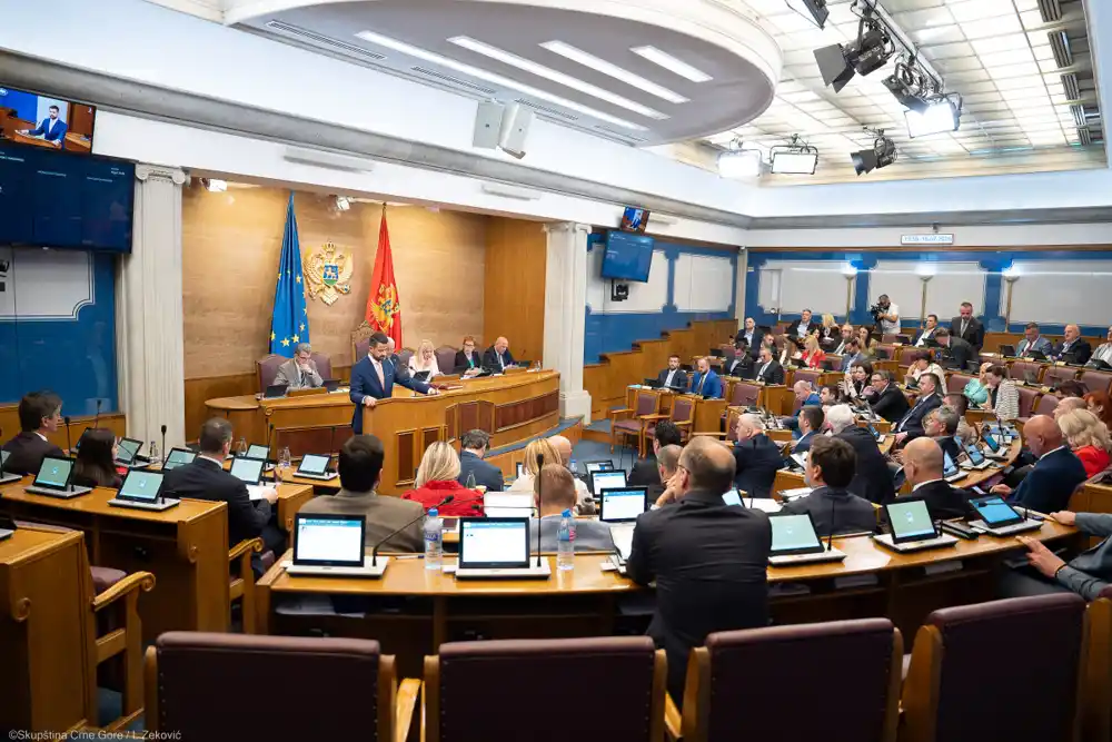 Koliko žena ima u Skupštini: U klubovima gdje su srpske stranke najviše, a u Evropskom savezu nijedna