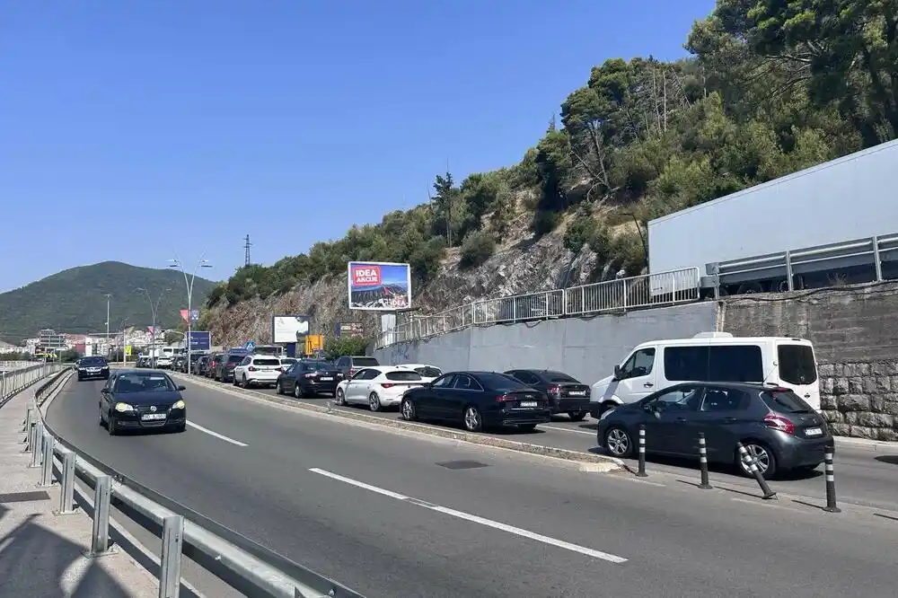 Kolone automobila: Saobraćajne gužve u Budvi
