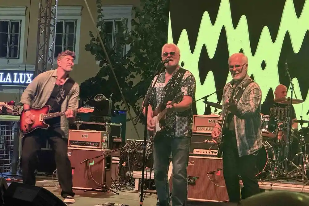 Koncert YU grupe na Cetinju: Dva sata odlične svirke, lakoća i strast nastupa na bini