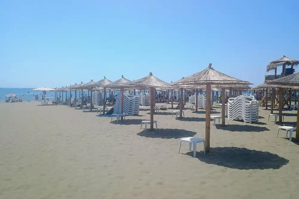 Kontrole na Velikoj plaži u Ulcinju: Zatvorena četiri kupališta, oduzeti telefoni od zakupaca