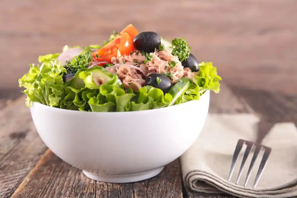 Lagana salata sa tunjevinom – brz i zdrav obrok gotov za nekoliko minuta