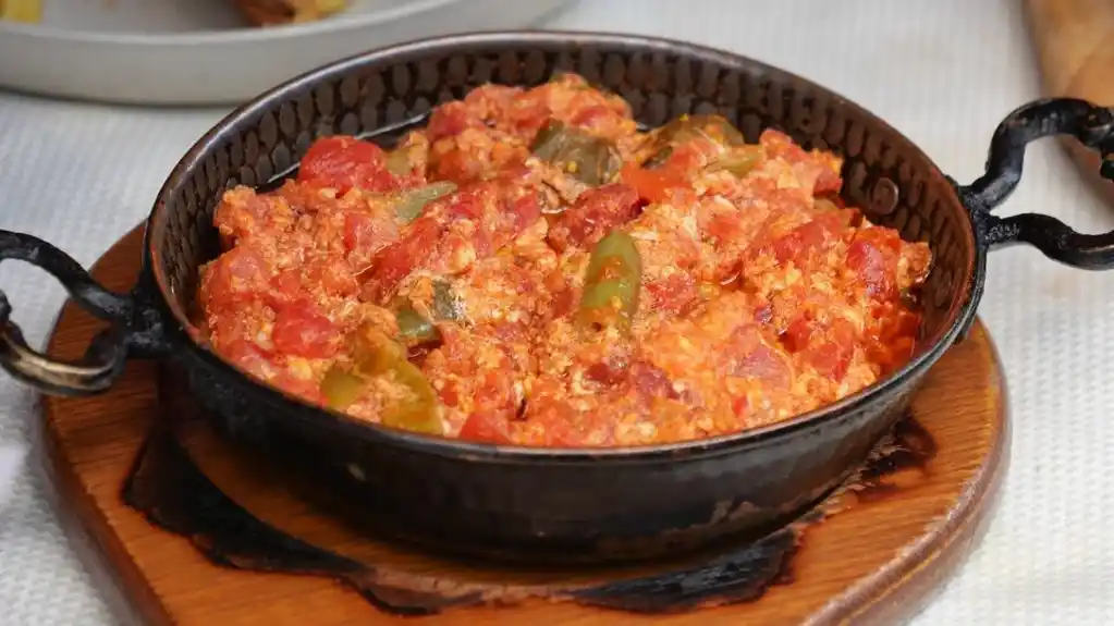 Leskovački omlet sa paprikama i paradajzom – jednostavan doručak pun ukusa