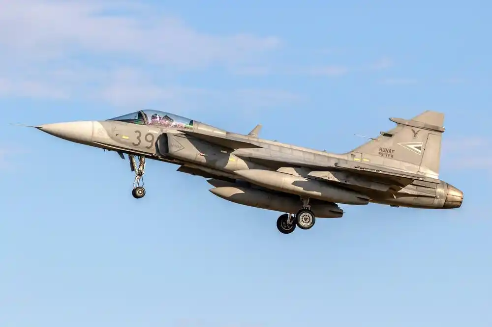 Mađar: Srušio se borbeni avion Gripen, pilot se uspješno katapultirao