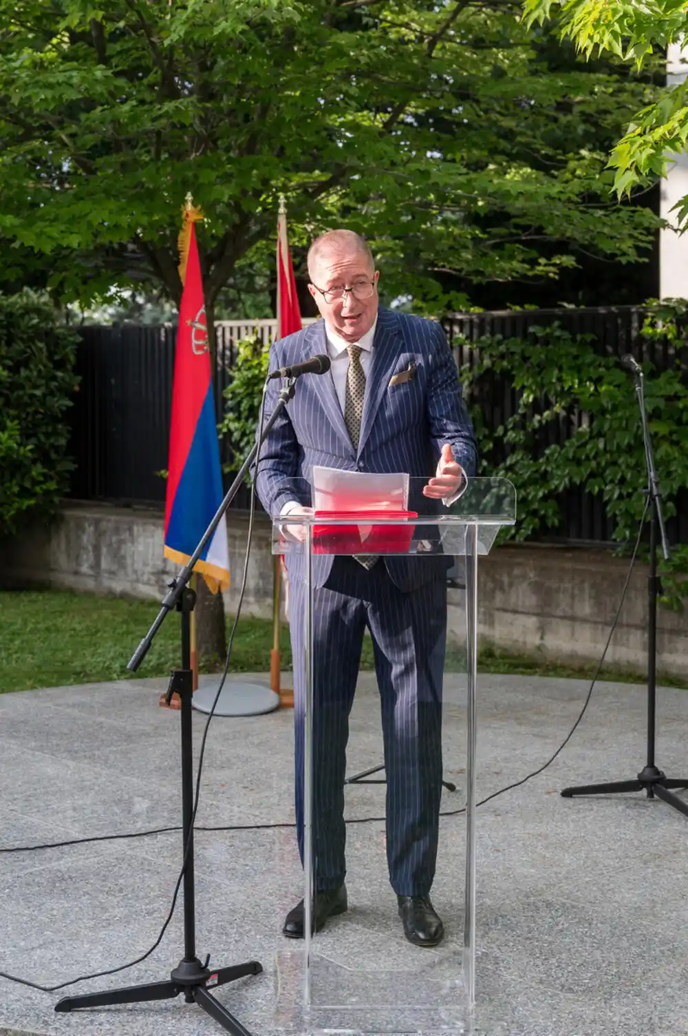 Miljanići imaju najviše stanova, Lakić Barfus najveću platu: Koliko zarađuju i šta posjeduju ambasadori Crne Gore