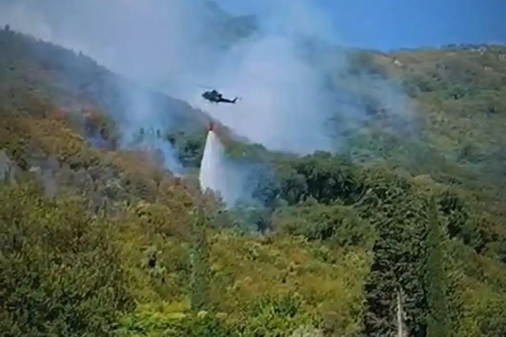 MO: Helikopteri VCG angažovani na gašenju požara u Herceg Novom