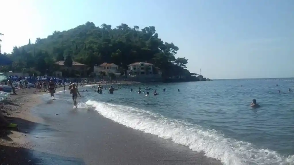 More bezbjedno za kupanje u Baošićima, u Donjoj Lastvi voda i dalje lošeg kvaliteta