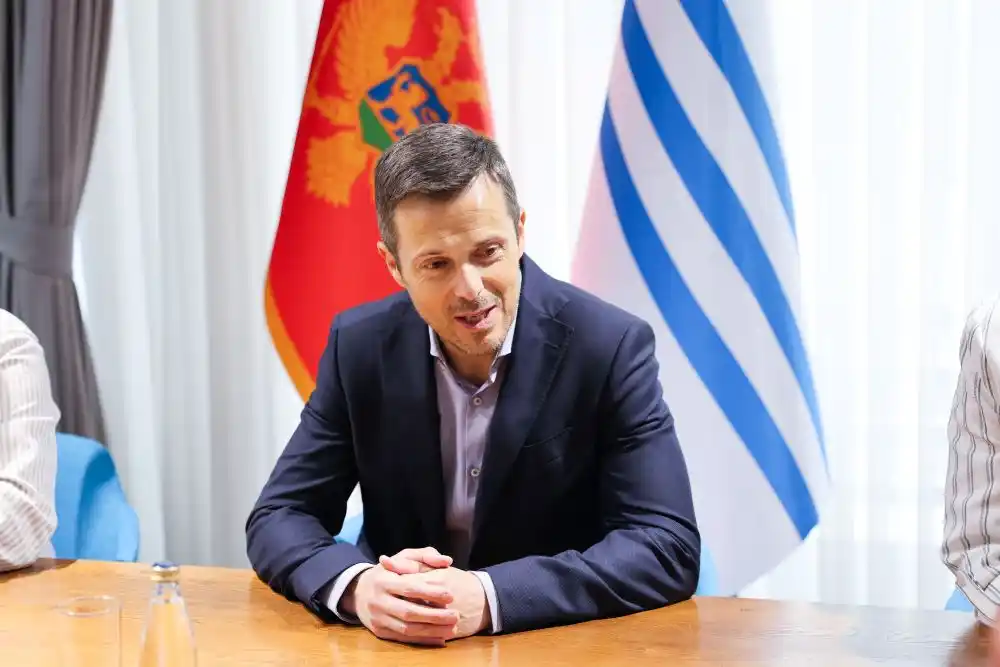 Mujović: Novi Zakon o bezbjednosti saobraćaja prekretnica za saobraćajni red u Podgorici, nadam se da ćemo se osloboditi plastičnih stubića