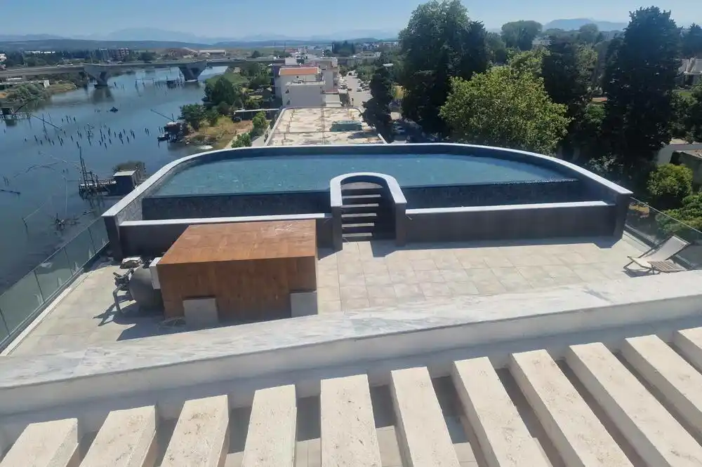 Nikao bazen umjesto zelenila: Nevolje stanara zgrade na obali Port Milene, uključeno i tužilaštvo