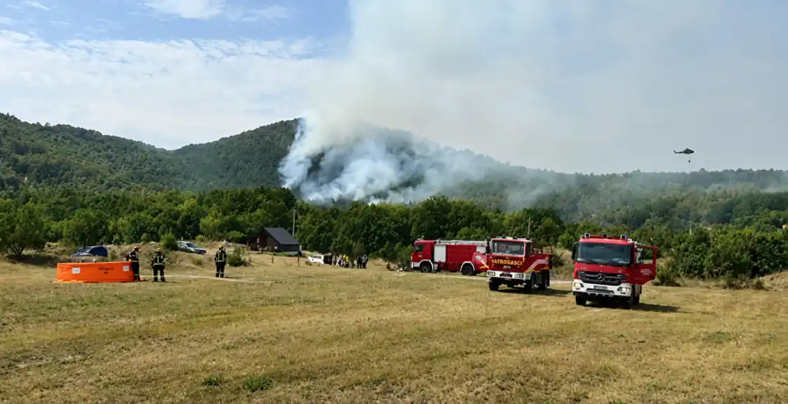 Nikšićki vatrogasci odbranili kuće u Jasenovom Polju i Bijelim Poljanama, stiže pomoć iz vazduha