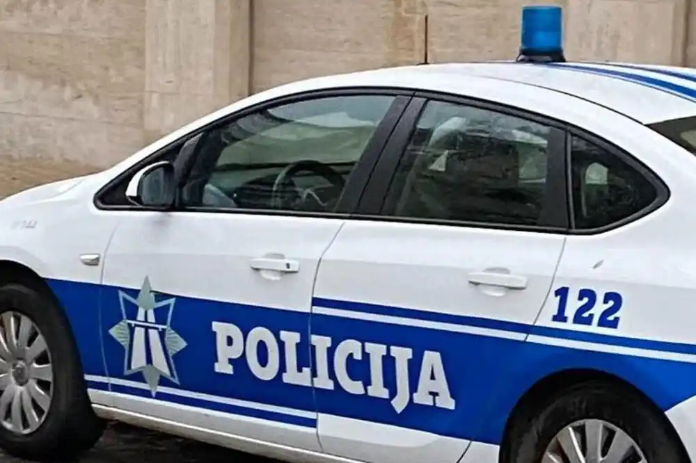 Njujorčanin šenlučio na gradskom trgu tokom svadbe u Plavu