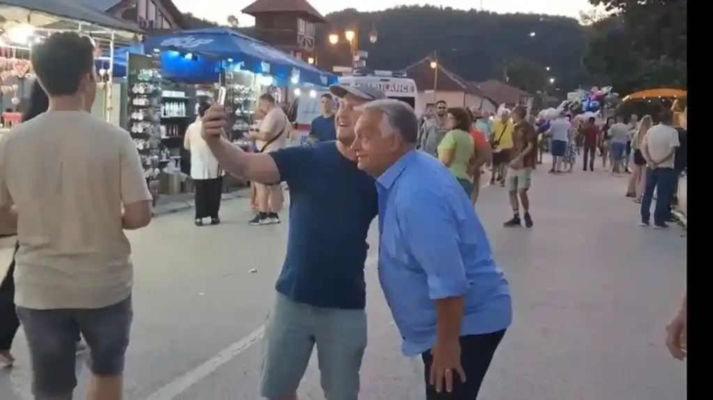 Orban bez obezbjeđenja uživa u Guči: Sjeo među saboraše, naručio hladno pivo i probao srpske specijalitete