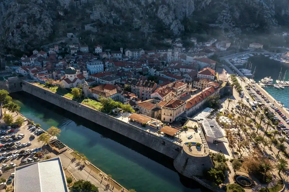 Otvoreno pismo dijela građana i privrednika Starog grada Kotor: Zahtijevamo red i čistoću, a ne zabrane i nove kazne