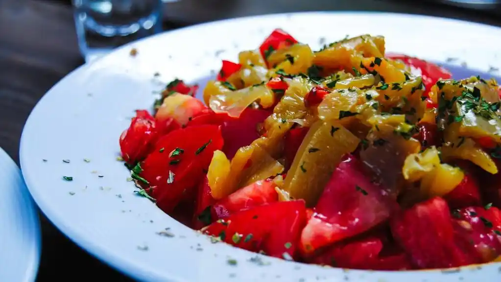 Pečena paprika salata: Sočna, pikantna i puna ukusa