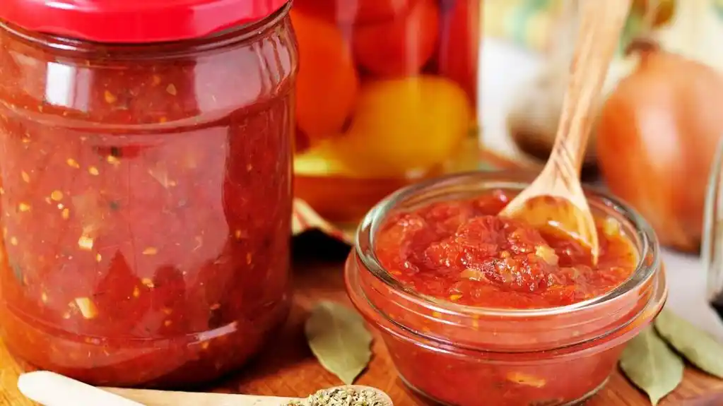 Pikantna salata od paprika i paradajza – savršena zimnica uz svako jelo