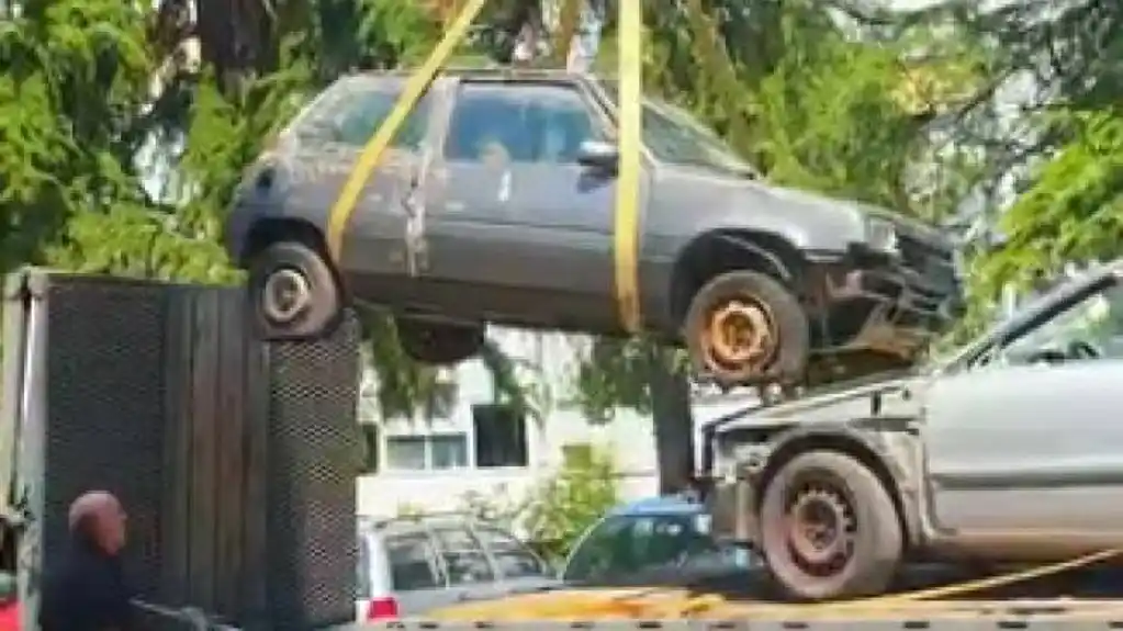 Počelo uklanjanje napuštenih vozila sa javnih parkinga u Podgorici
