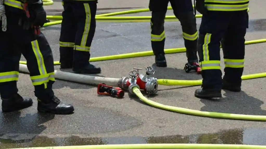 Podgorica: Požar u Bratonožićima ugašen, vatrogasci intervenisali do kasno u noć