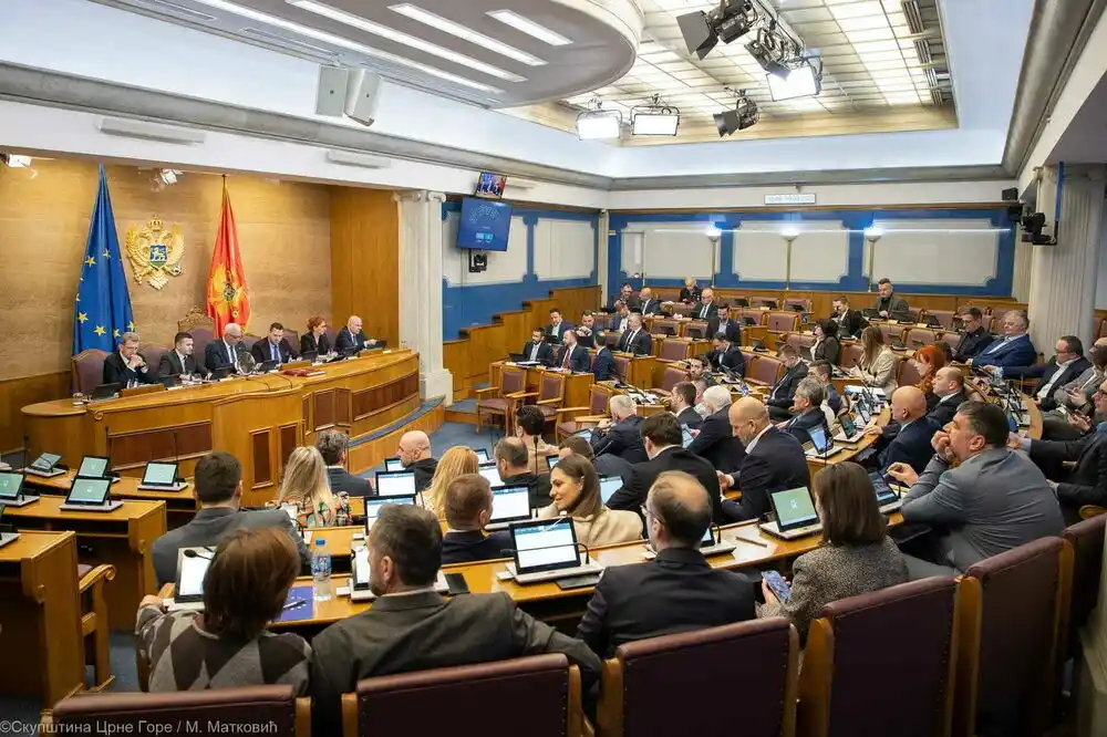 Političkim partijama za jul isplaćeno preko milion eura, više od četvrtine otišlo na račun Pokreta Evropa sad