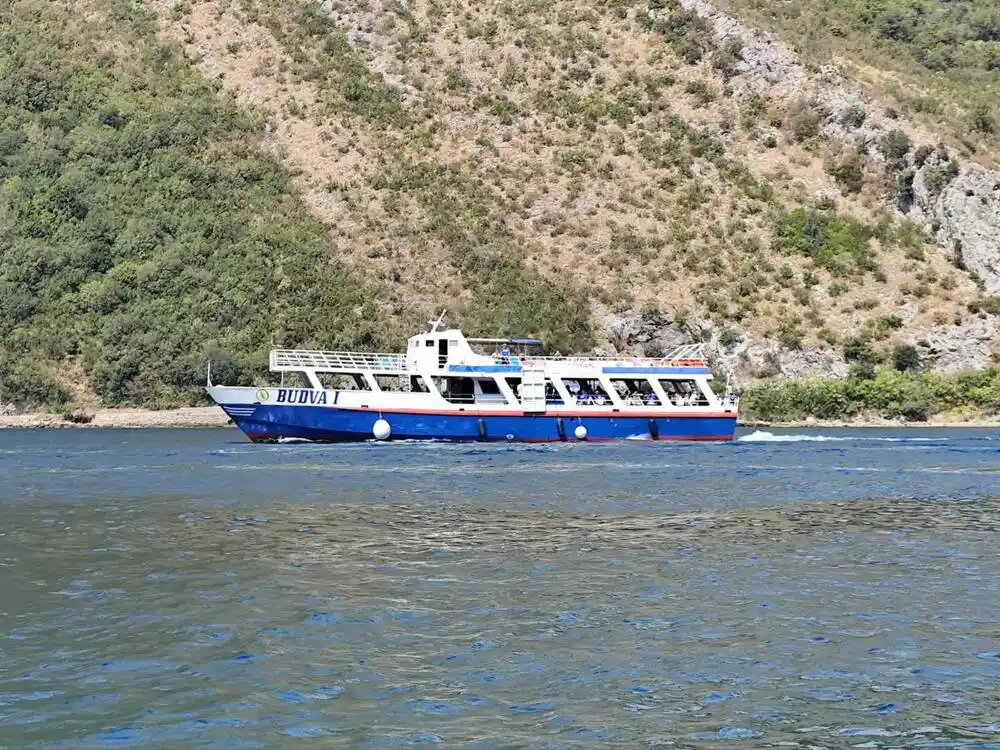 Posada broda „Budva I“ potjerala kupače sa Novog mula na Obali Đuraševića kako bi napunili gorivo