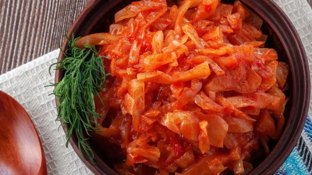 Posni slatki kupus u paradajzu – Jednostavan i ukusan recept
