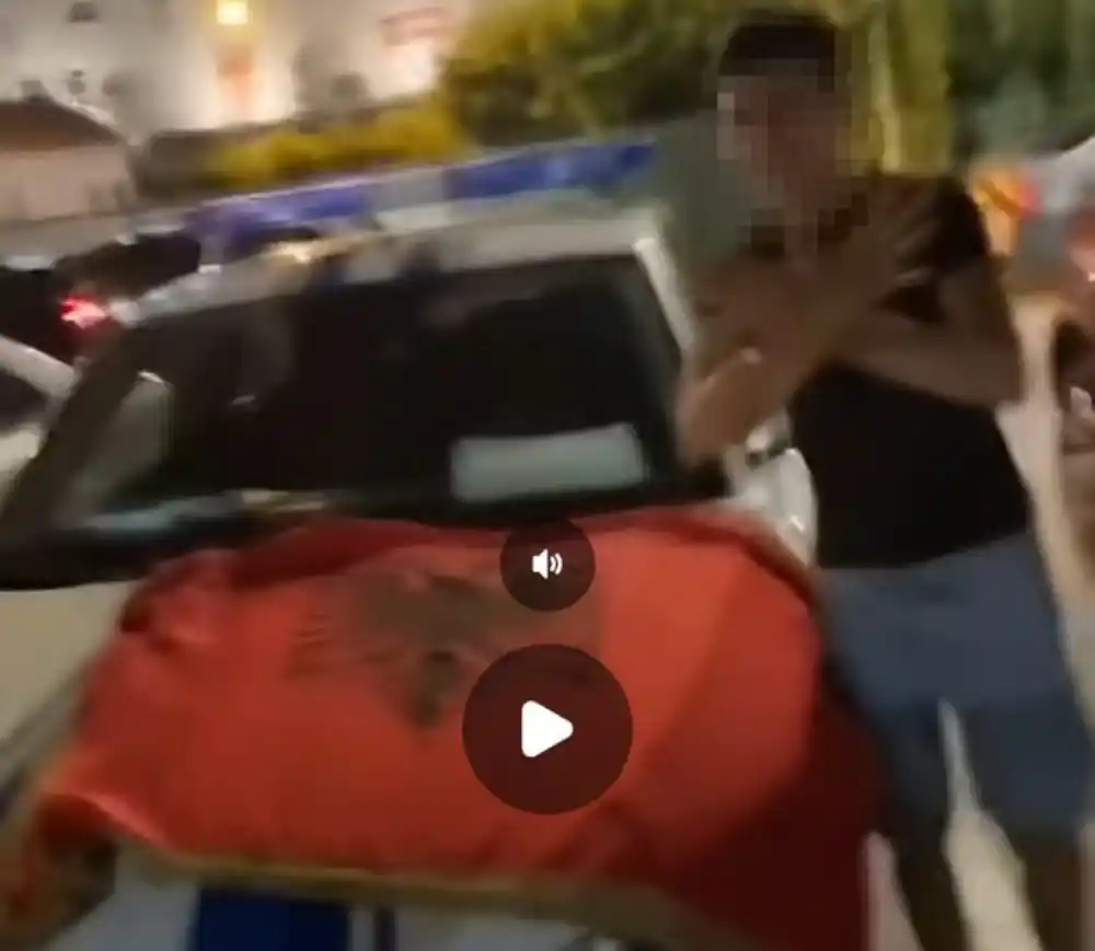 Prekršajne prijave protiv četiri lica koja su zastavom Republike Albanije prekrila službeno vozilo Uprave policije