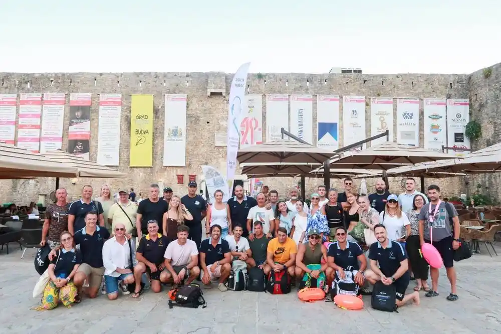 Prikupljeno 4.000 eura za Puževu kućicu: Održan 19. Humanitarni noćni plivački maraton „Open Water“