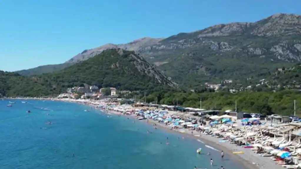 Protest u Buljarici ispred pekare čiji se vlasnik sumnjiči za nedozvoljene polne radnje nad maloljetnicom