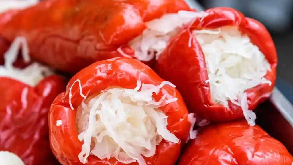 Punjene paprike kupusom: Tradicionalna zimnica koja osvaja na prvi zalogaj
